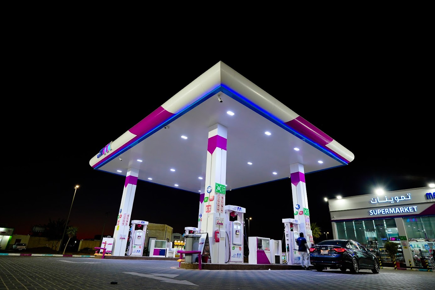 Modern Meel fuel station — architectural photograph 12