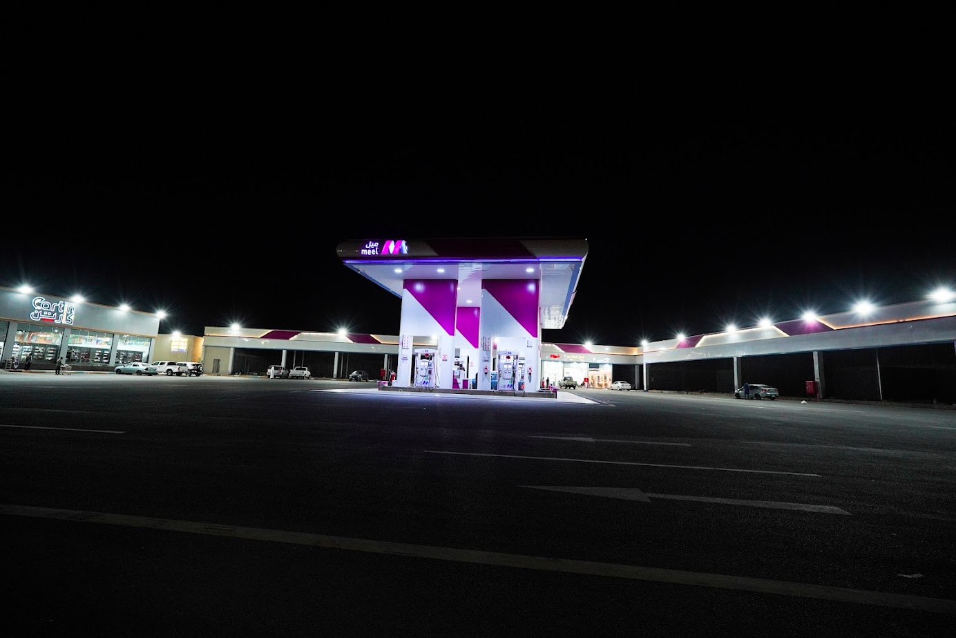 Modern Meel fuel station — architectural photograph 14
