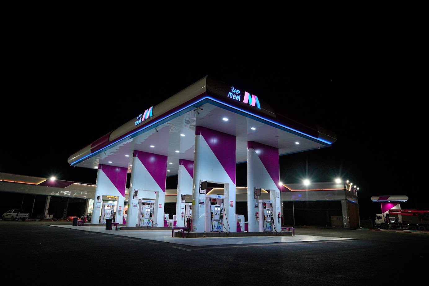 Modern Meel fuel station — architectural photograph 15